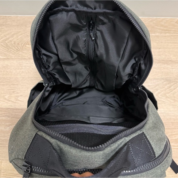 Lululemon Cruiser Backpack - Picture 4 of 6